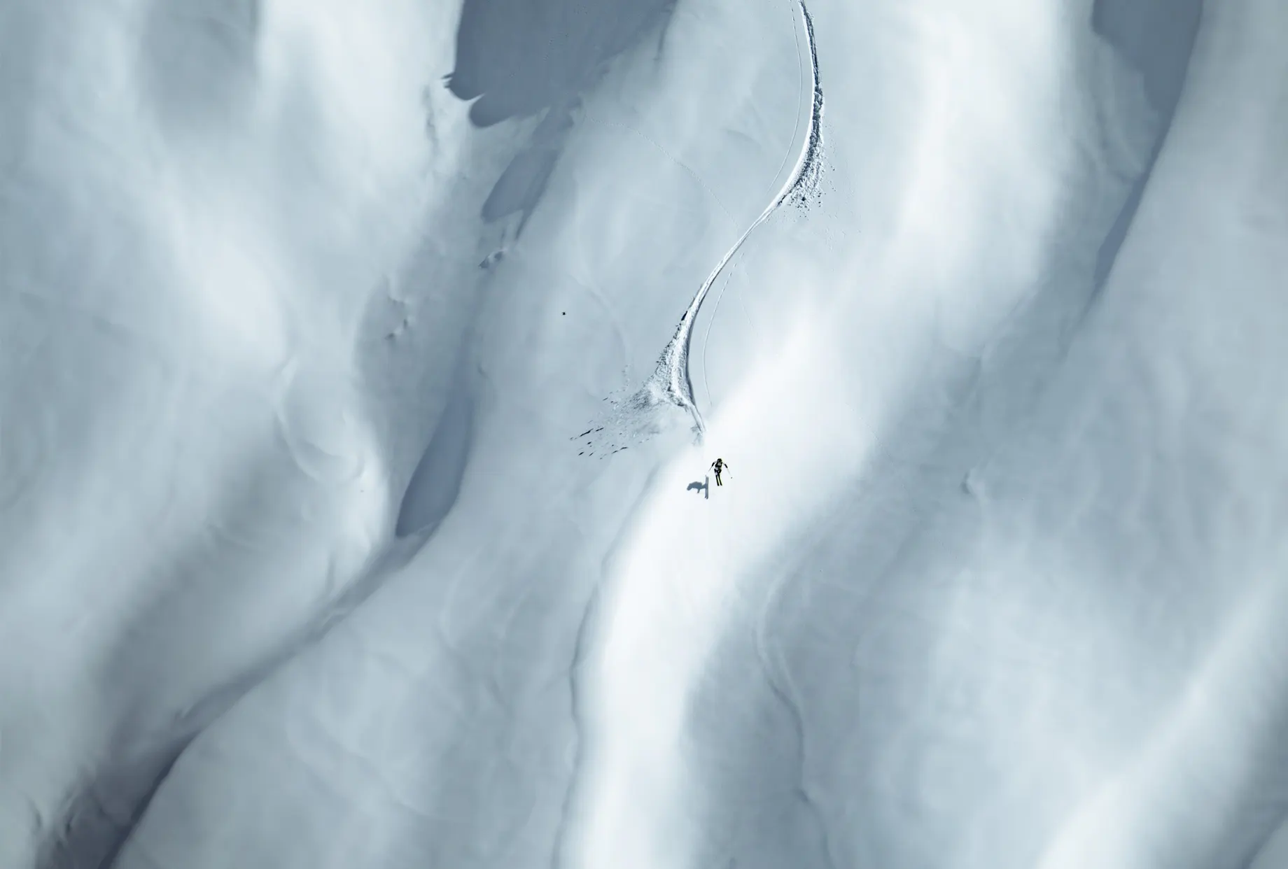 Skifahrer in einer verschneiten Berglandschaft für Kästle