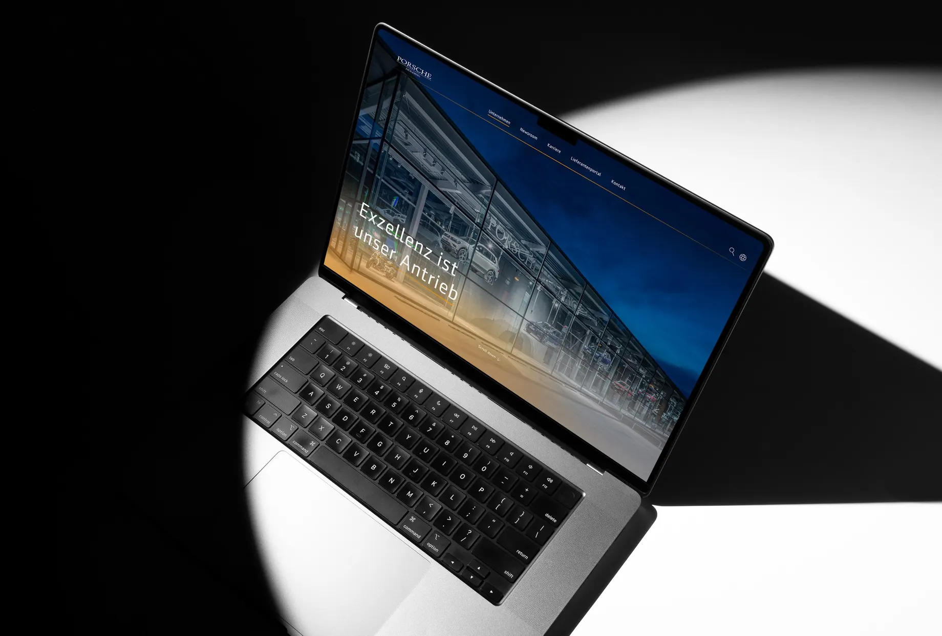 Startseite der Porsche Holding auf einem Laptop